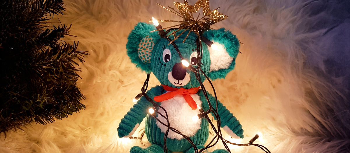 Visuel d'ambiance de la peluche Berlingos le koala avec une guirlande électrique de Noël sur la tête