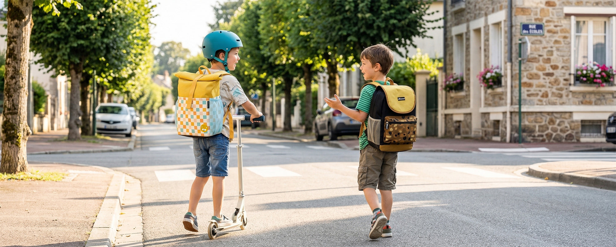 Collection sac à dos - visuel d'ambiance de 2 garçons de 6 ans se rendant à l'école avec leurs sacs à dos - Les Déglingos