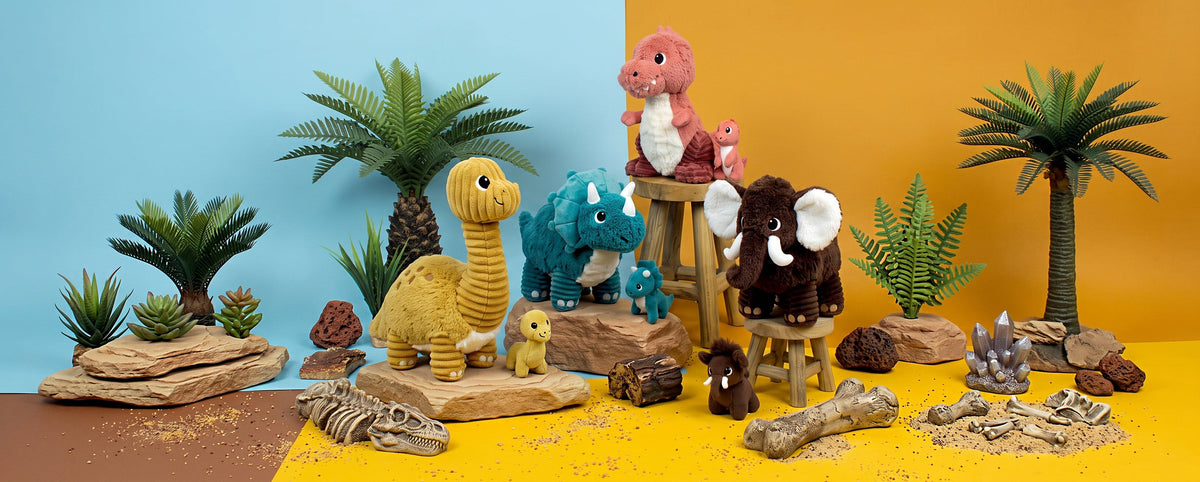 Visuel d'ambiance des peluches parent-bébé de la préhistoire dans un décor luxuriant