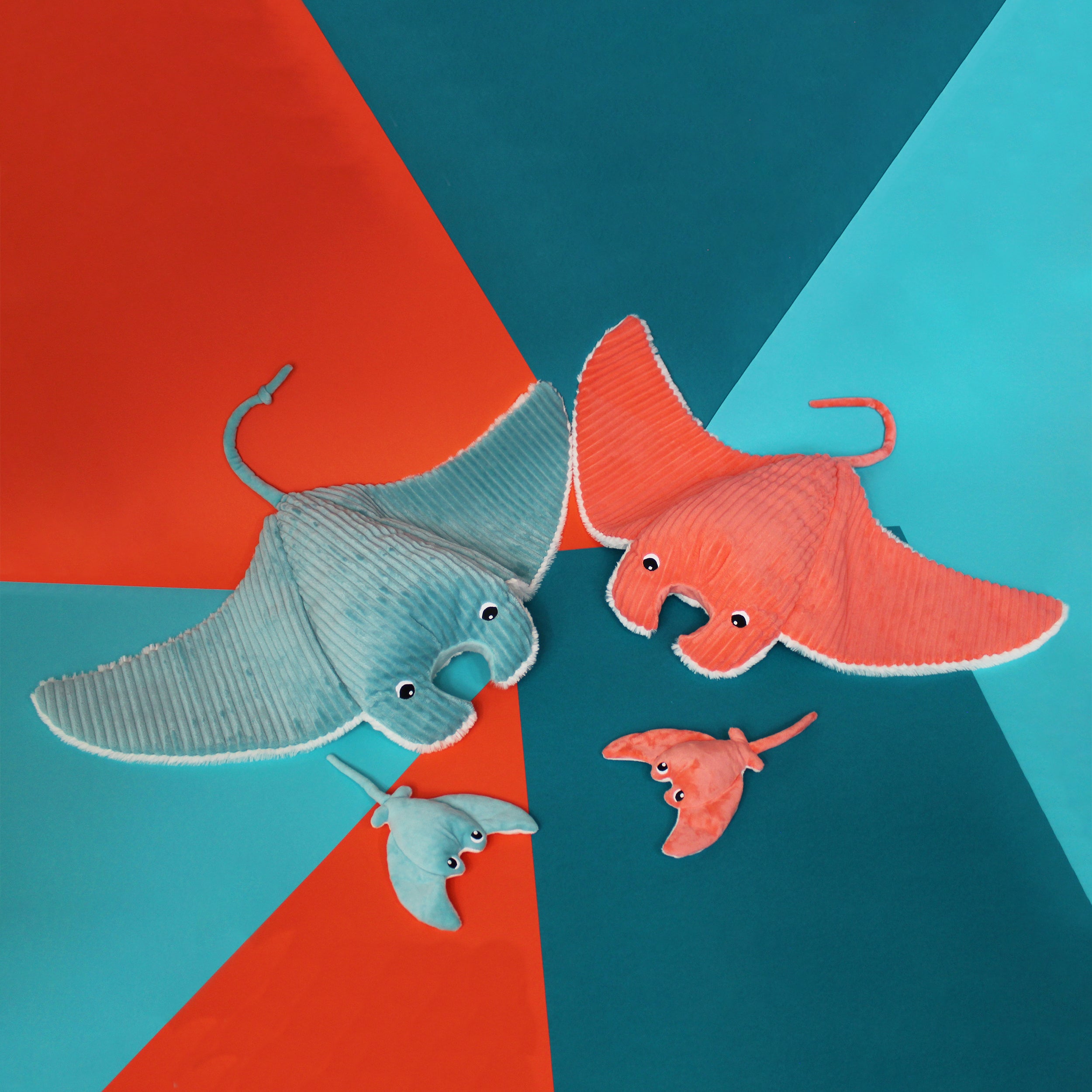 Peluche Mentalou la raie manta maman et son bébé aqua - Visuel d'ambiance de la raie manta corail et de la raie manta bleu aqua - Les Ptipotos