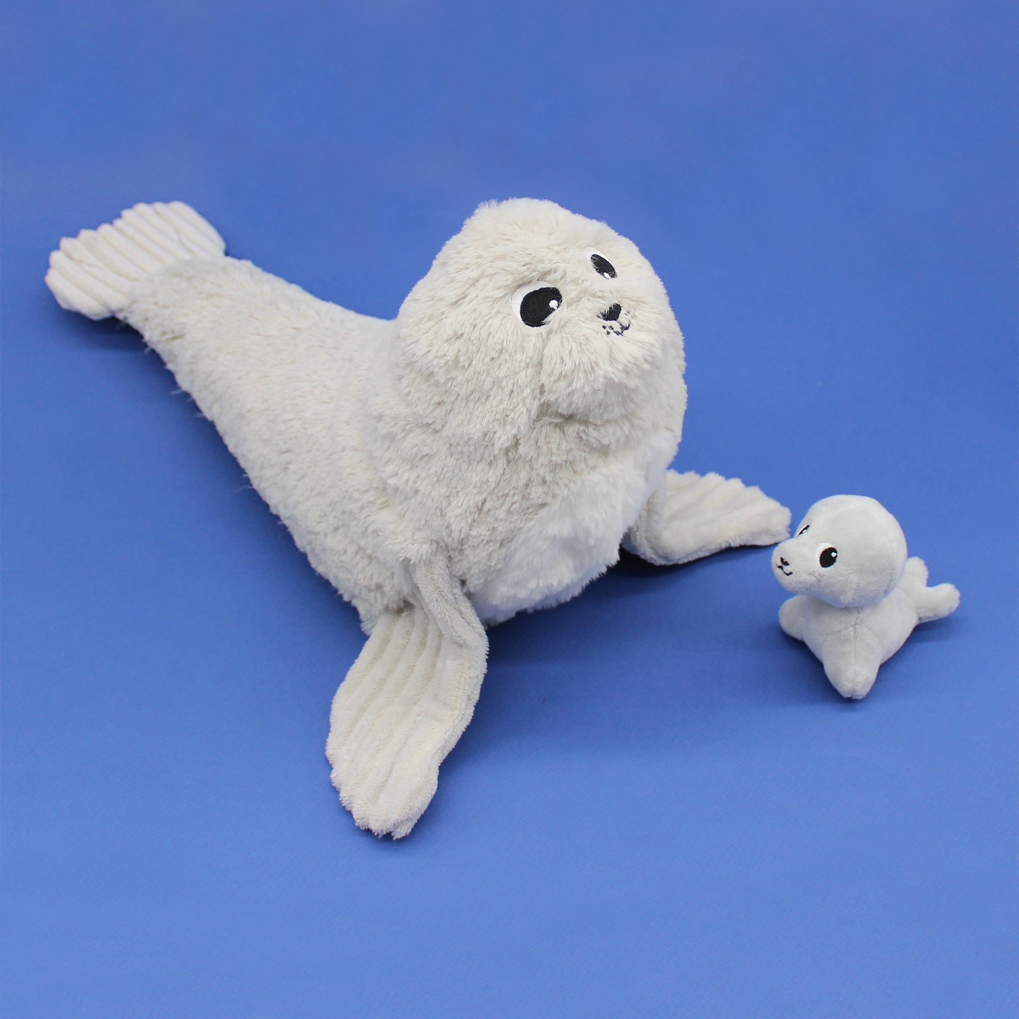 Peluche otarie Ploufou maman et son bébé gris clair - Vue de profil de l'otarie avec son bébé sur fond bleu - Les Ptipotos