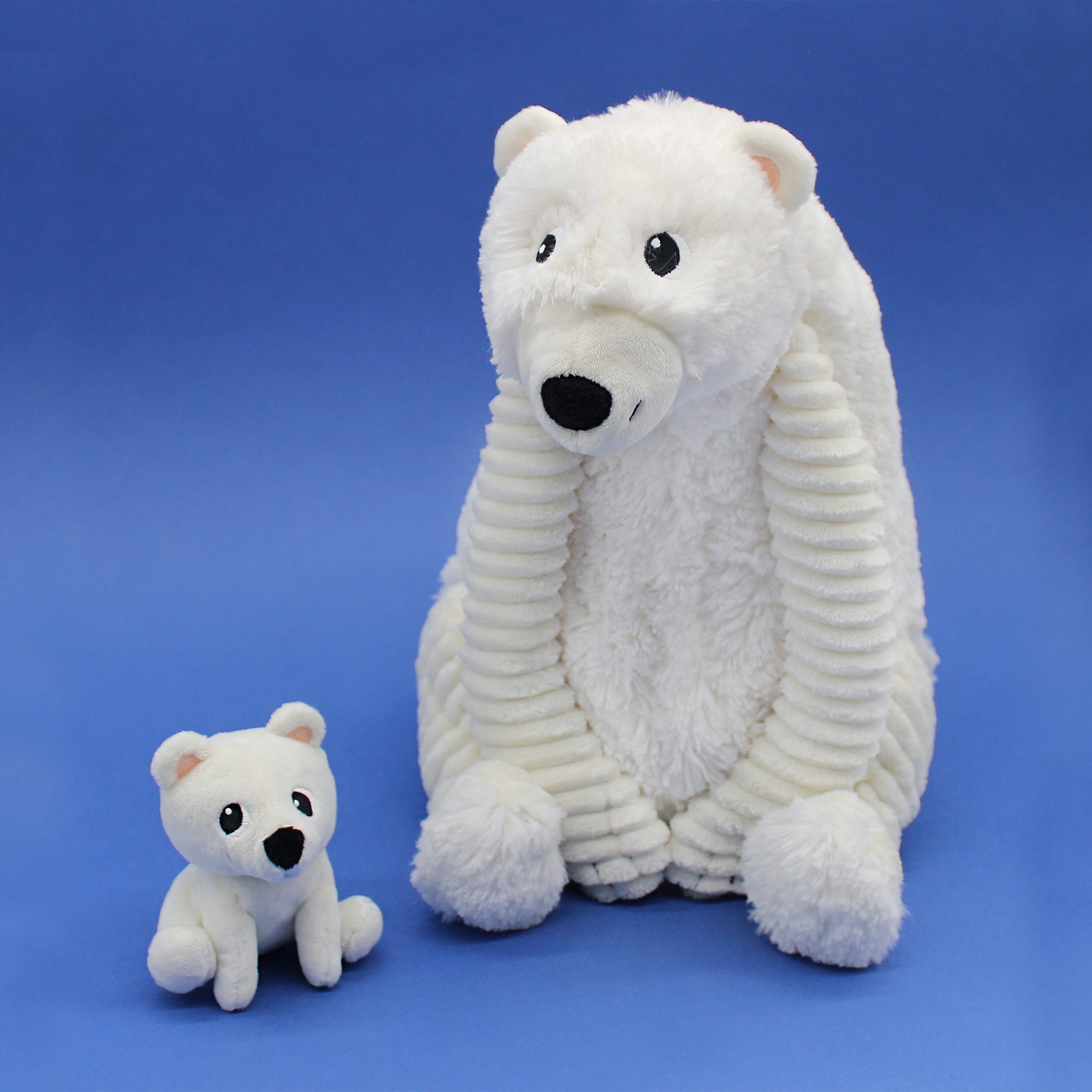Peluche ours polaire Grobidou maman et son bébé blanc - vue de la maman et du bébé sur fond coloré bleu - Les Ptipotos