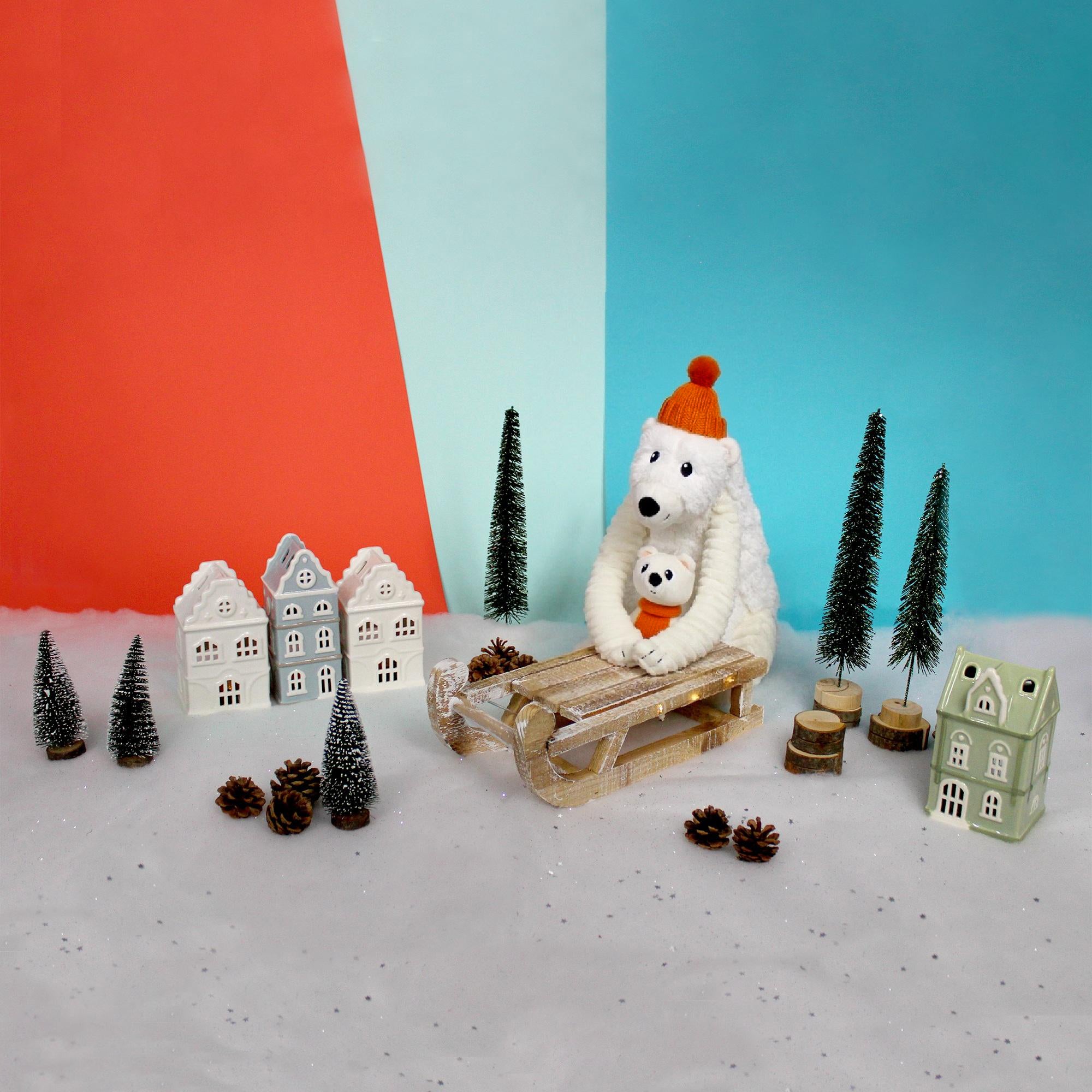 Peluche ours polaire Grobidou maman et son bébé blanc - photo d'ambiance de la la maman faisant un câlin à son bébé - Les Ptipotos