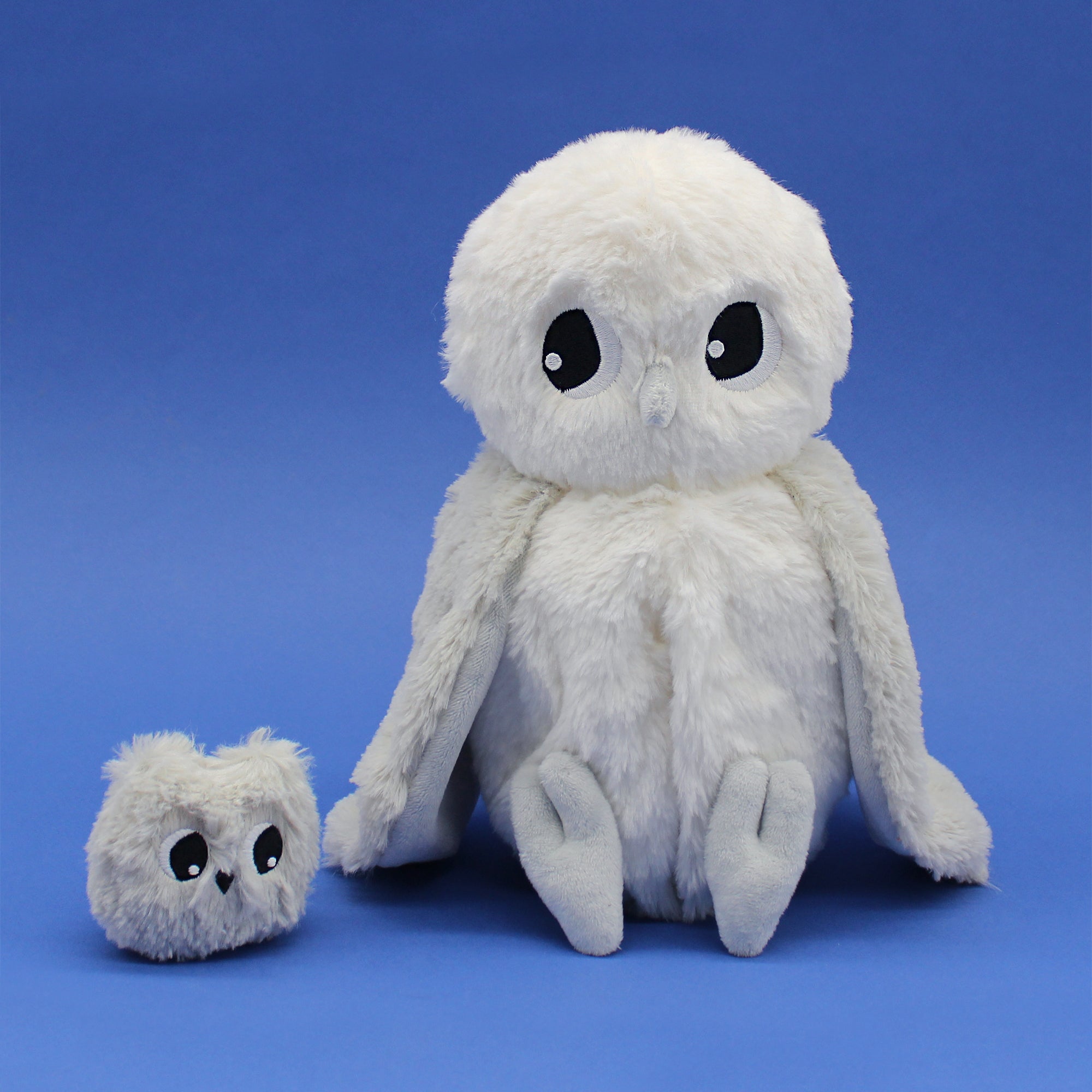 Peluche chouette polaire Coucou maman et son bébé gris clair - Vue de face de la chouette et de son bébé sur fond bleu - jLes Ptipotos