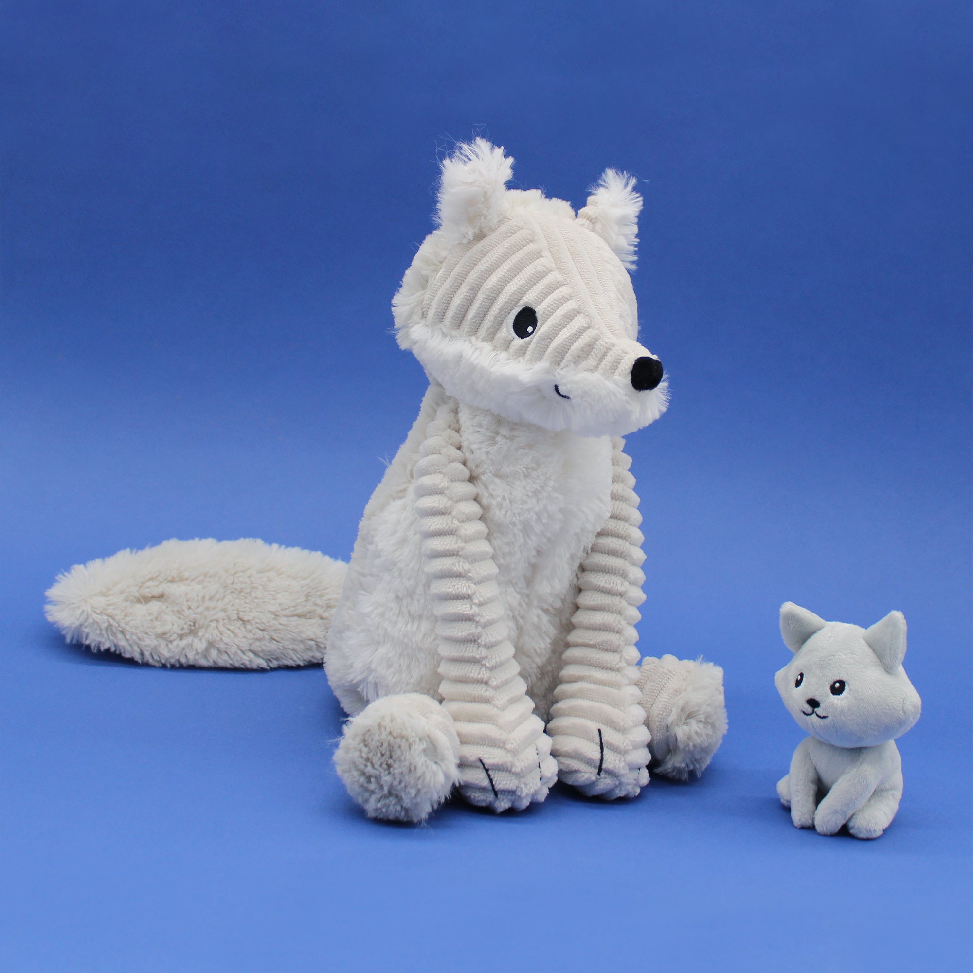 Peluche renard arctique Frimou maman et son bébé gris clair - vue de la maman et de son bébé sur fond bleu - Les Ptipotos
