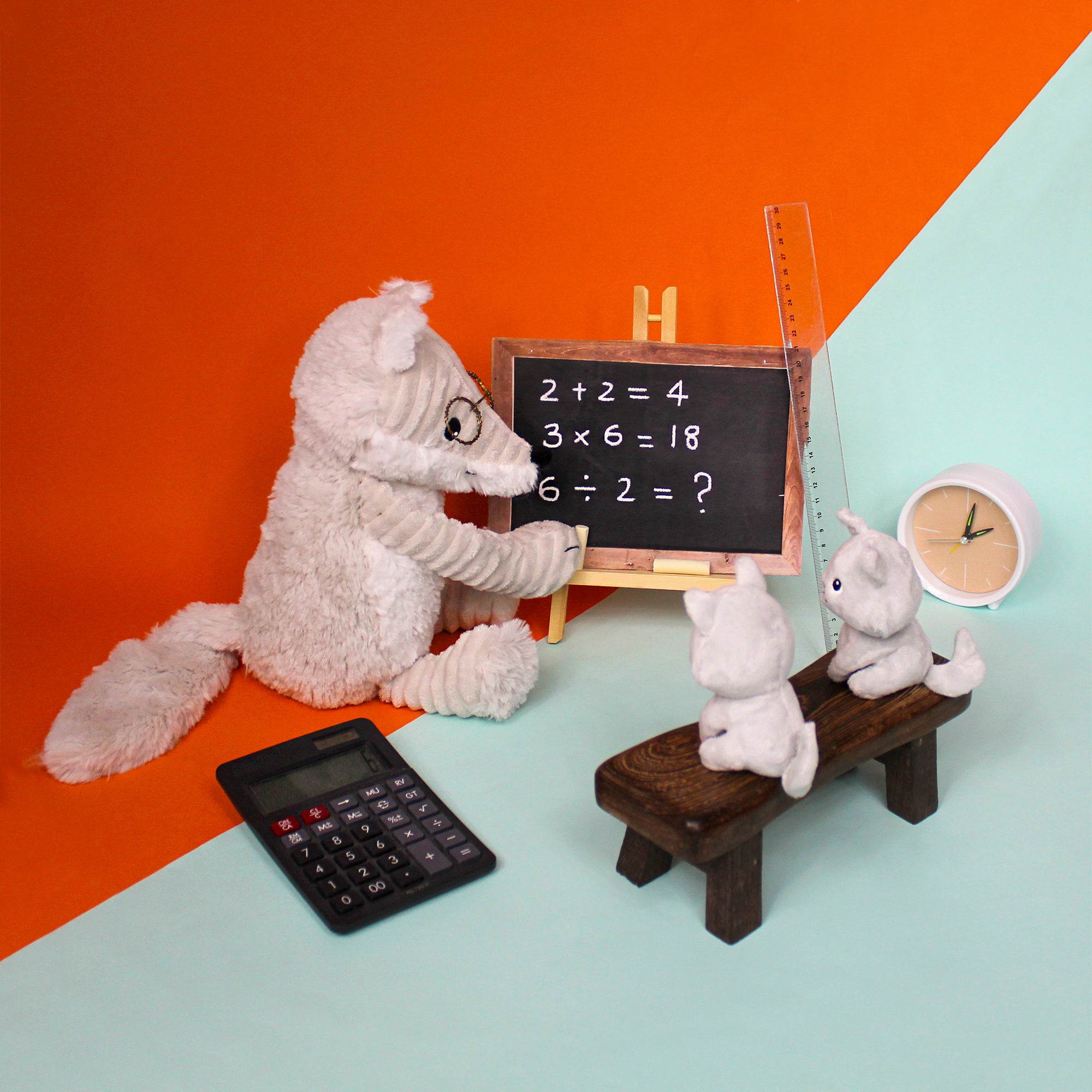 Peluche renard arctique Frimou maman et son bébé gris clair - Visuel d'ambiance de la maman renard avec des bébés renards arctiques - Les Ptipotos