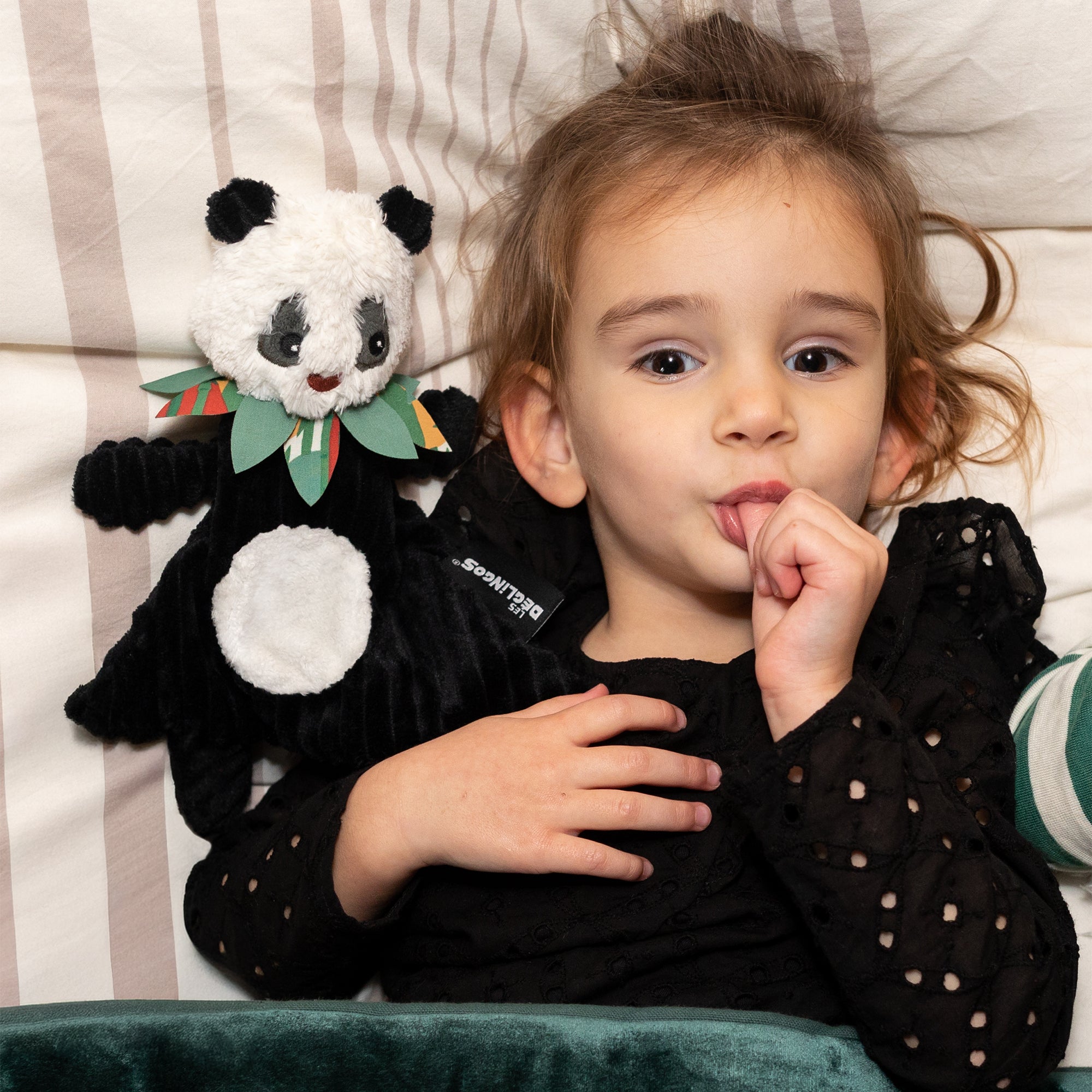 Doudou baby Rototos le panda - photo lifestyle - Les Déglingos