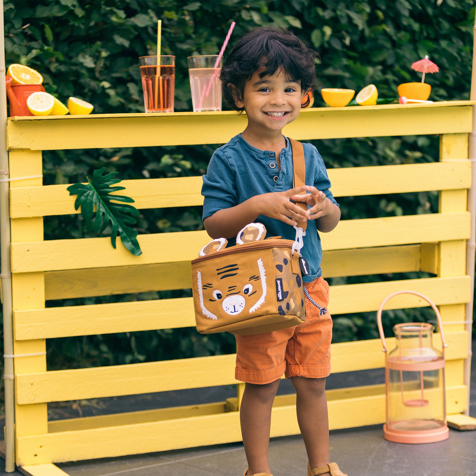 Sac isotherme lunch bag Speculos le tigre - visuel d'ambiance d'un enfant portant le lunch bag en bandoulière - Les Déglingos