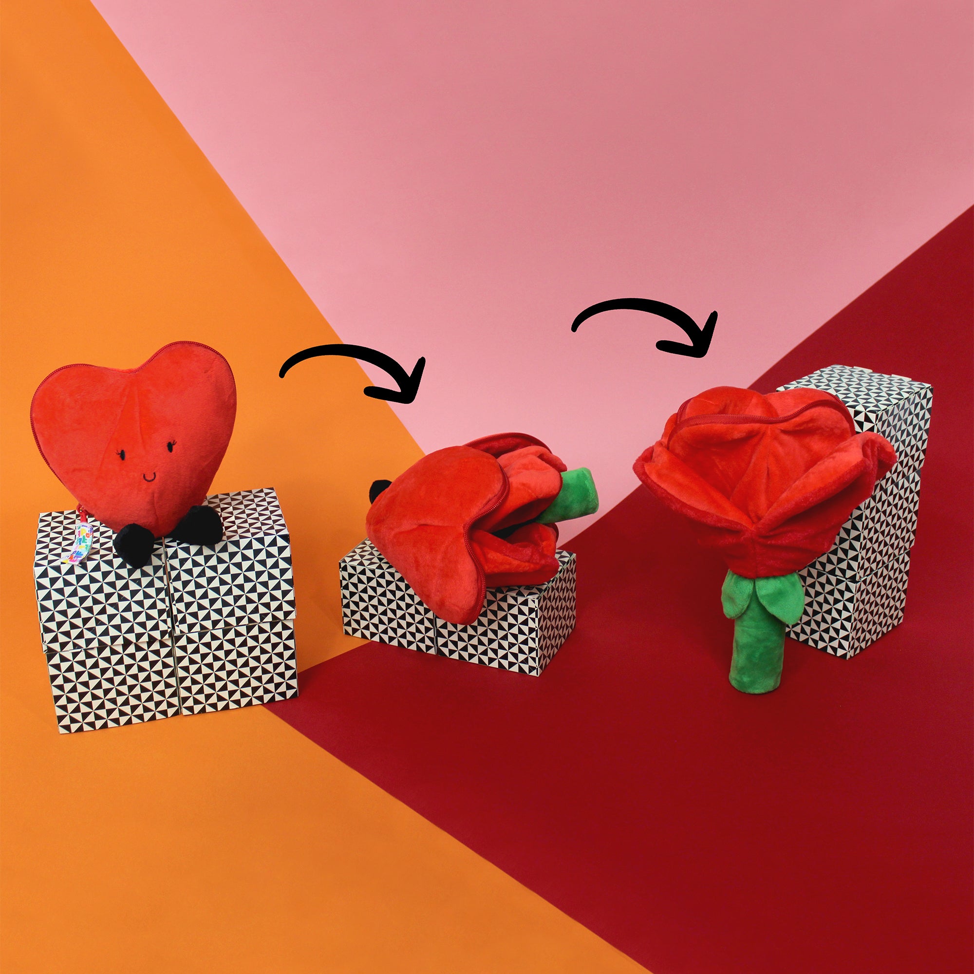 Peluche Coeur/Fleur rouge - vue d'ambiance de la transformation coeur en fleur - Flipetz